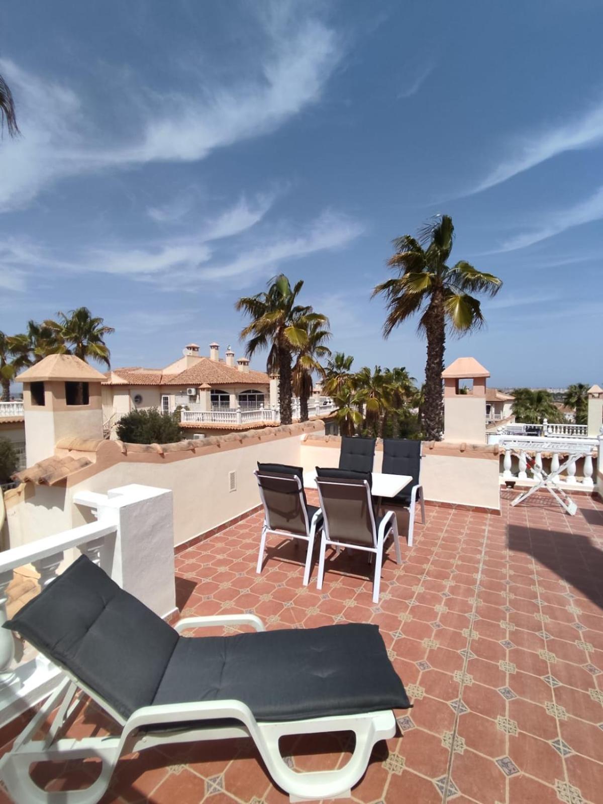 Schoenes Ruhiges Rooftop Apartment Mit Grosser Dachterrasse Torrevieja Exterior foto