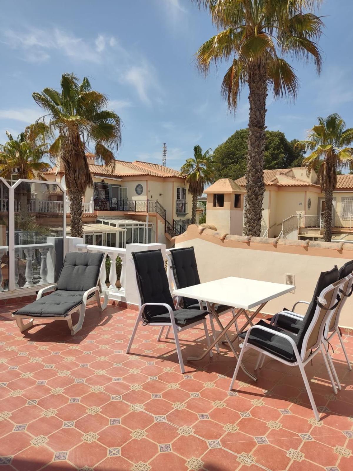 Schoenes Ruhiges Rooftop Apartment Mit Grosser Dachterrasse Torrevieja Exterior foto