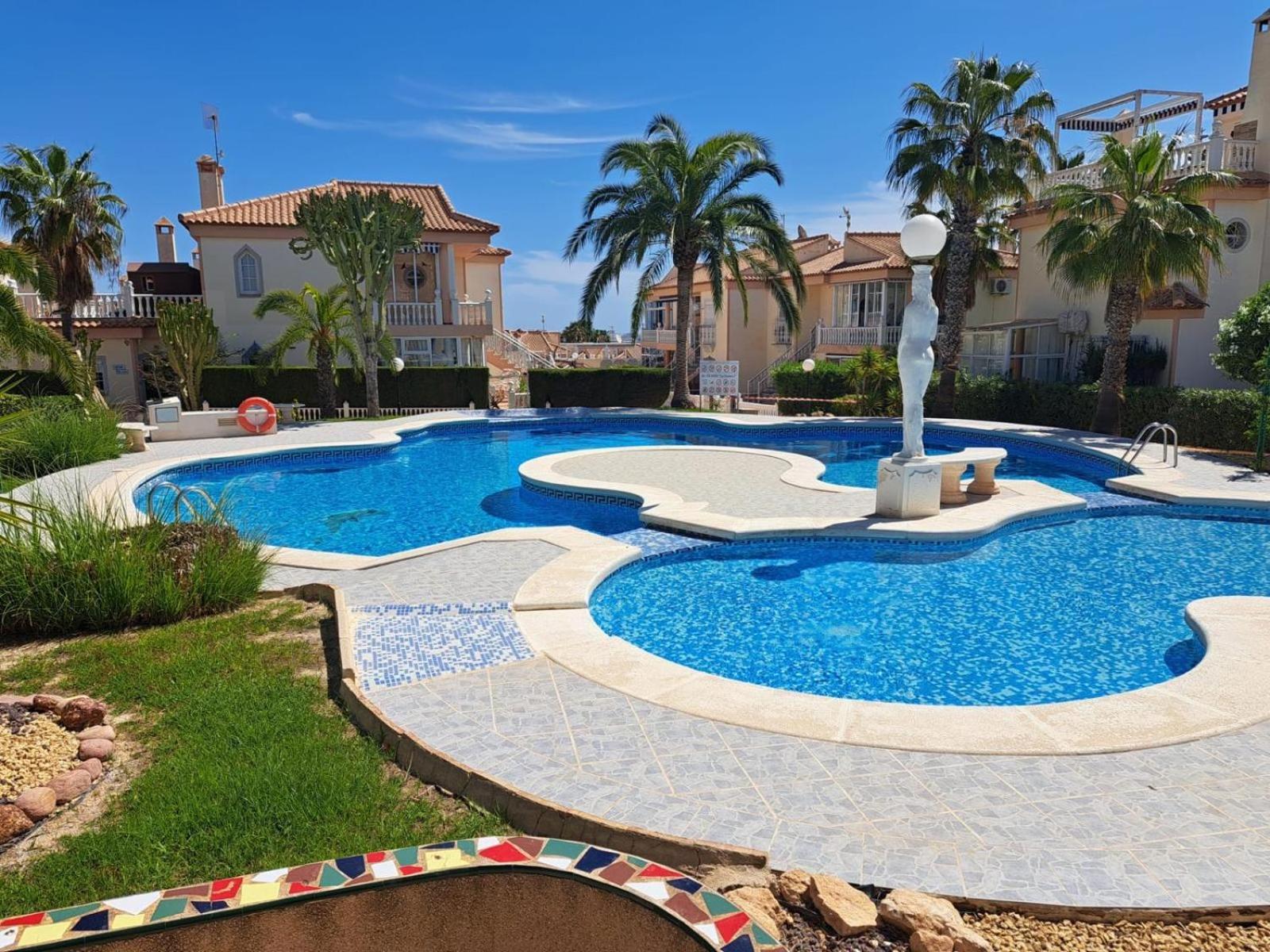 Schoenes Ruhiges Rooftop Apartment Mit Grosser Dachterrasse Torrevieja Exterior foto