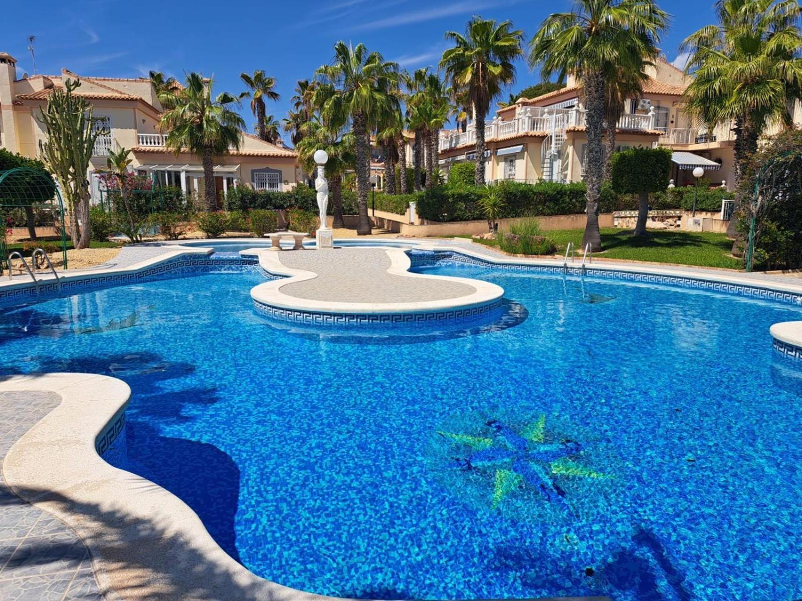 Schoenes Ruhiges Rooftop Apartment Mit Grosser Dachterrasse Torrevieja Exterior foto