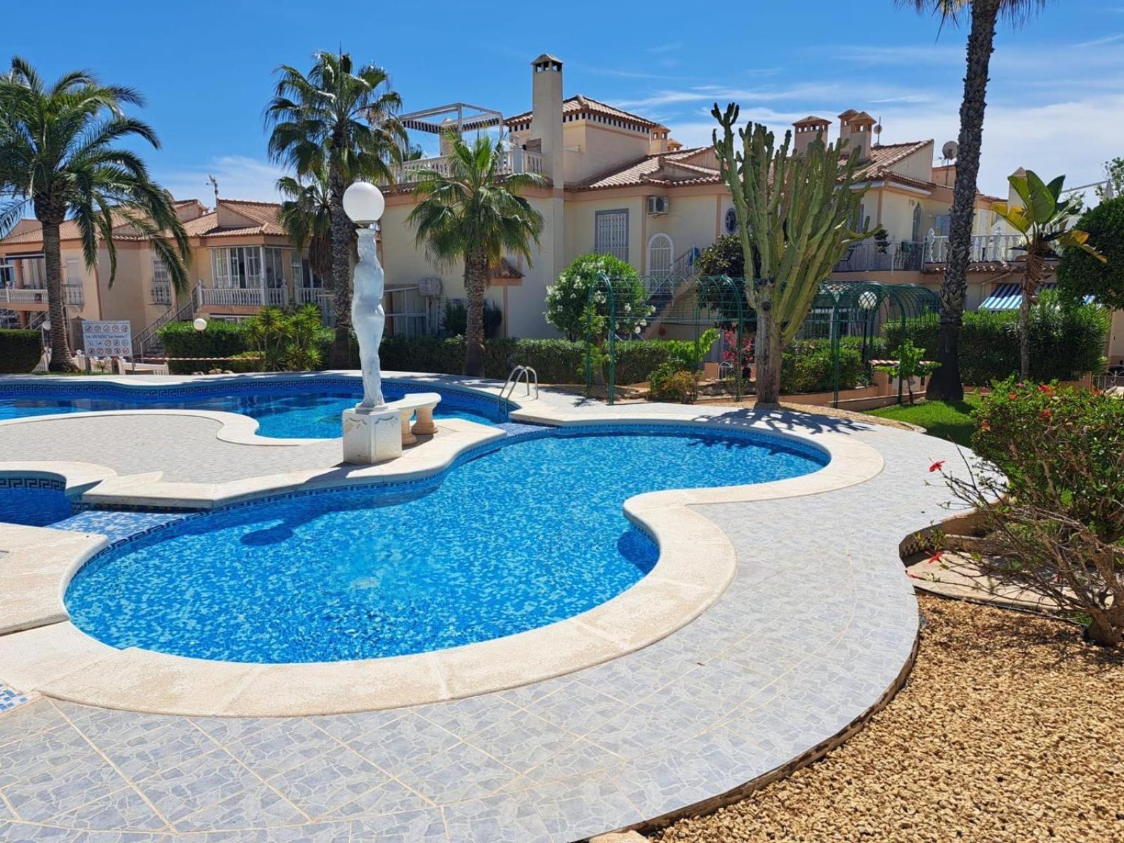 Schoenes Ruhiges Rooftop Apartment Mit Grosser Dachterrasse Torrevieja Exterior foto